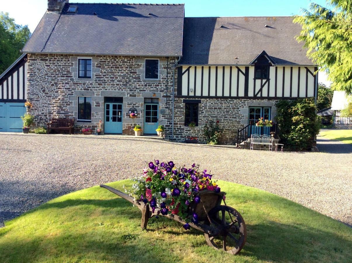 Maison Mai Or La Petite Maison Mai Or La Petite Grange Or All Three La Chapelle-Uree Bagian luar foto